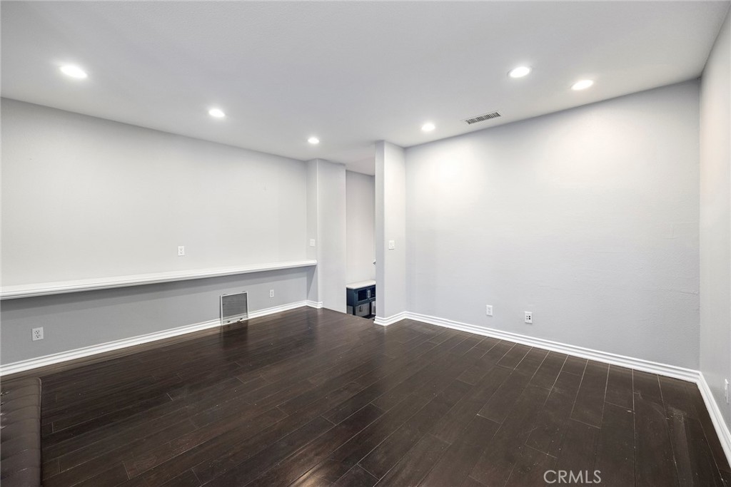 15958 Huntington Garden Avenue