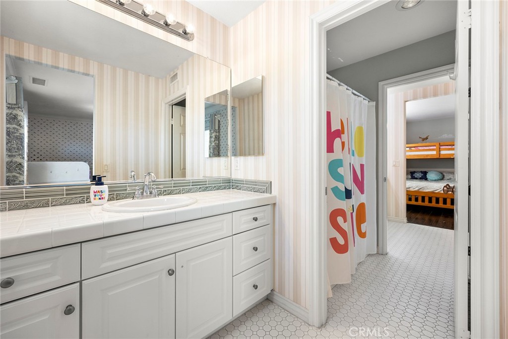 15958 Huntington Garden Avenue