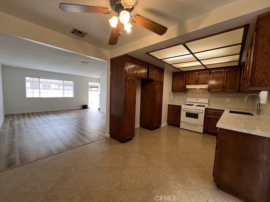 10521 Lakewood Boulevard 4