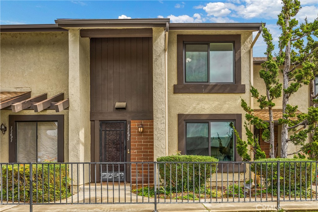 11695 Blackthorn Lane