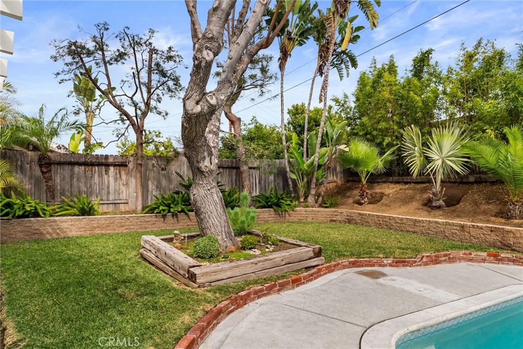 5582 Burlingame Avenue