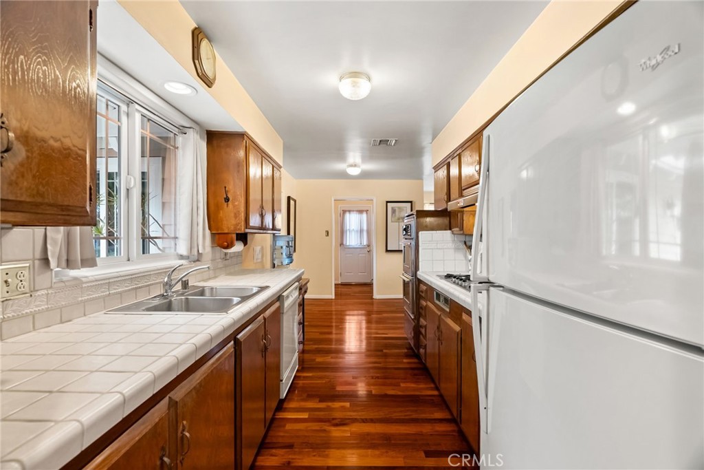 5582 Burlingame Avenue