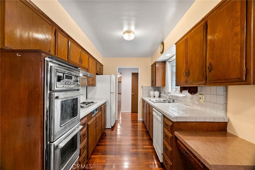 5582 Burlingame Avenue