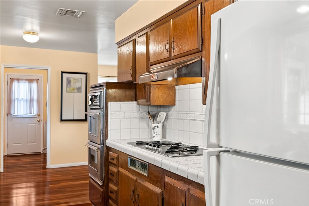 5582 Burlingame Avenue