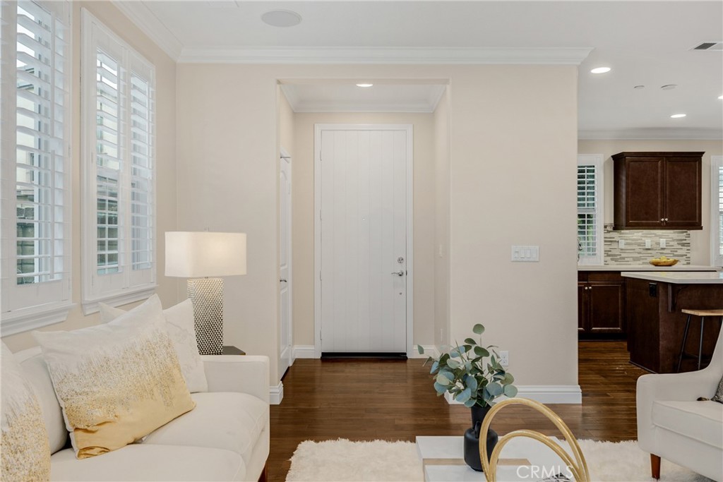 405 Violeta Ln