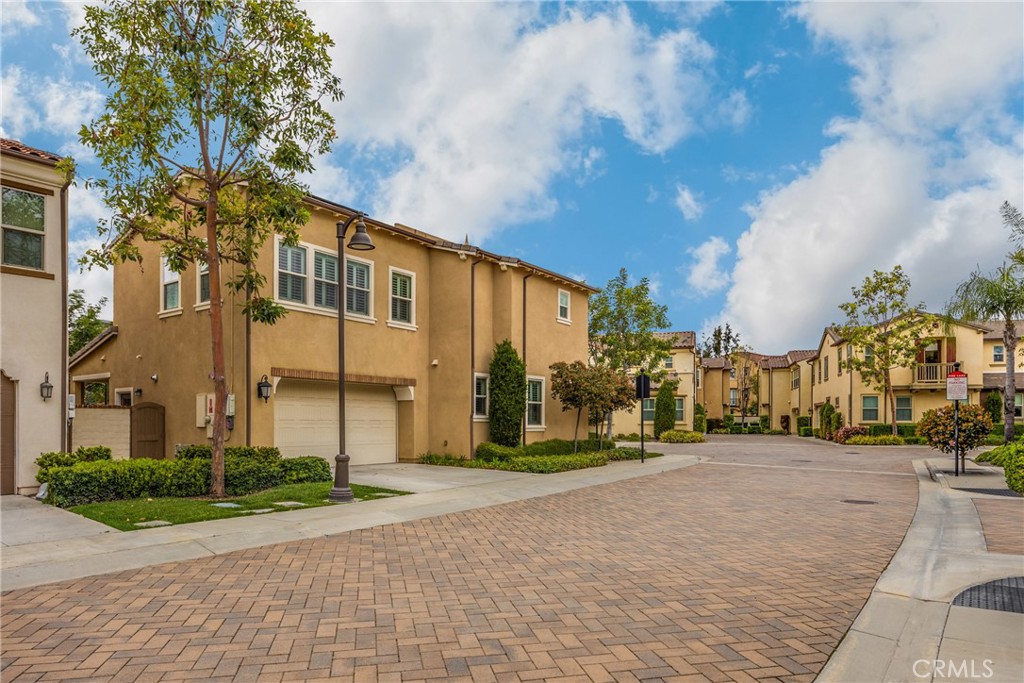 405 Violeta Ln