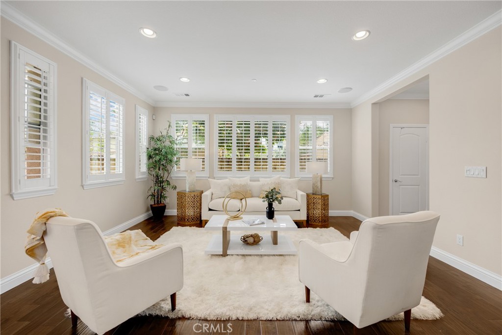 405 Violeta Ln