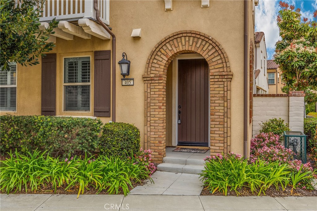 405 Violeta Ln
