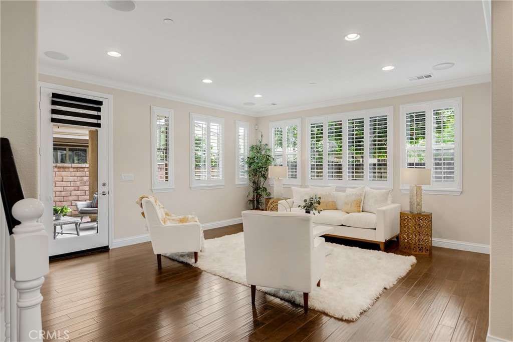 405 Violeta Ln