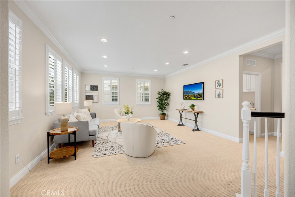 405 Violeta Ln