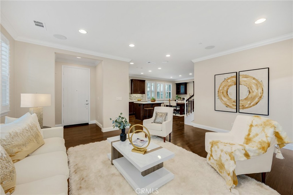 405 Violeta Ln