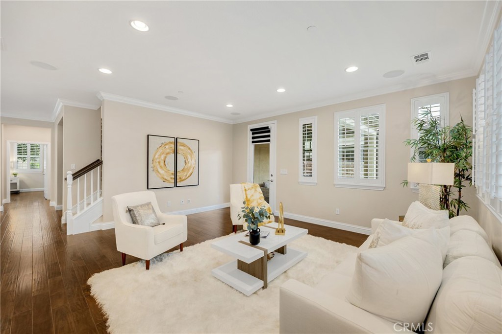 405 Violeta Ln