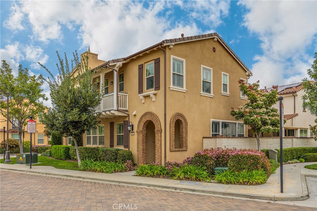 405 Violeta Ln