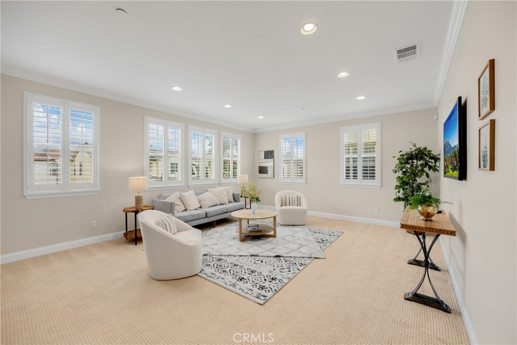 405 Violeta Ln