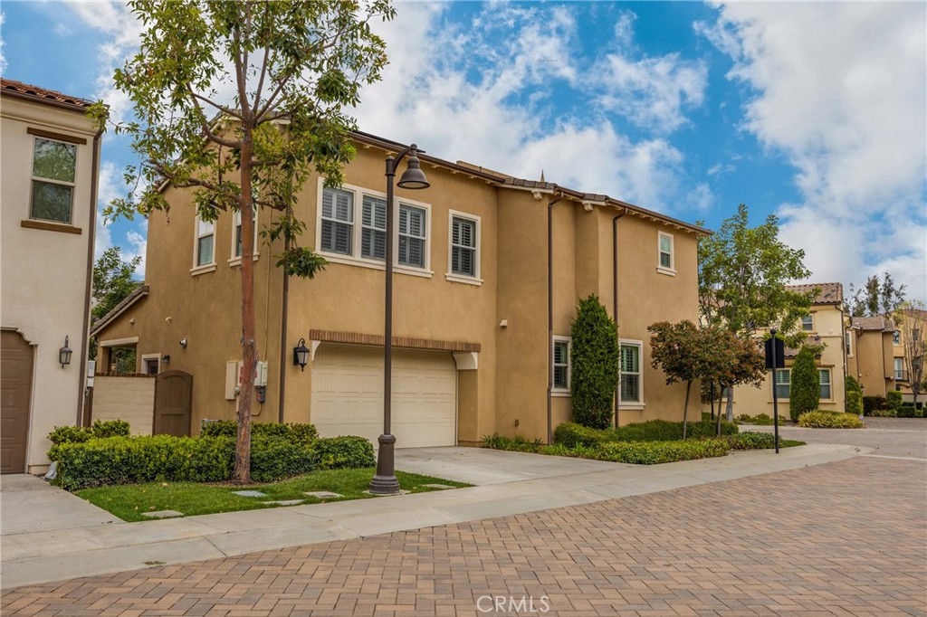 405 Violeta Ln
