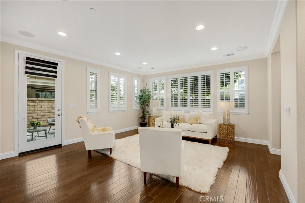 405 Violeta Ln