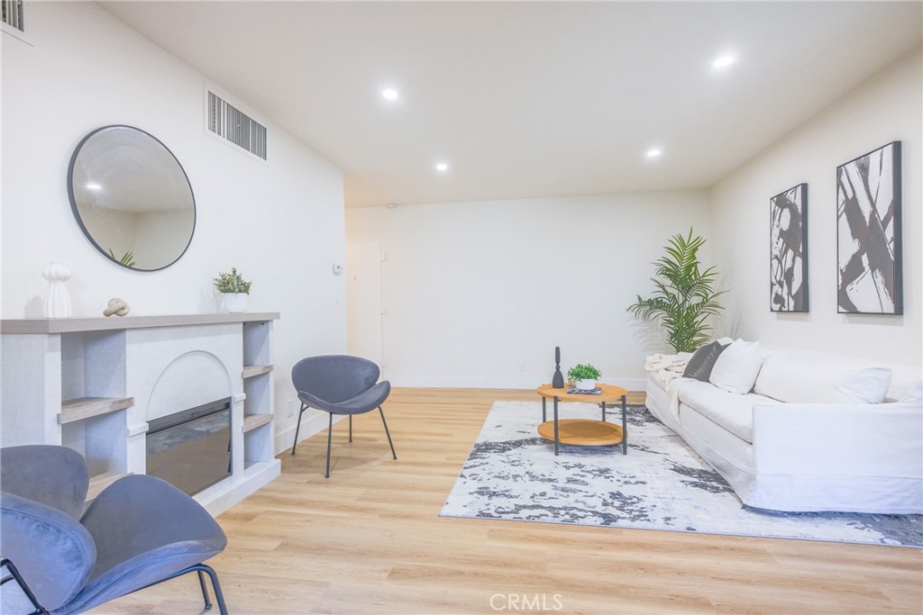 927 N Kings Road 114