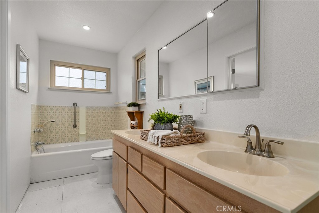 5592 Monticello Avenue