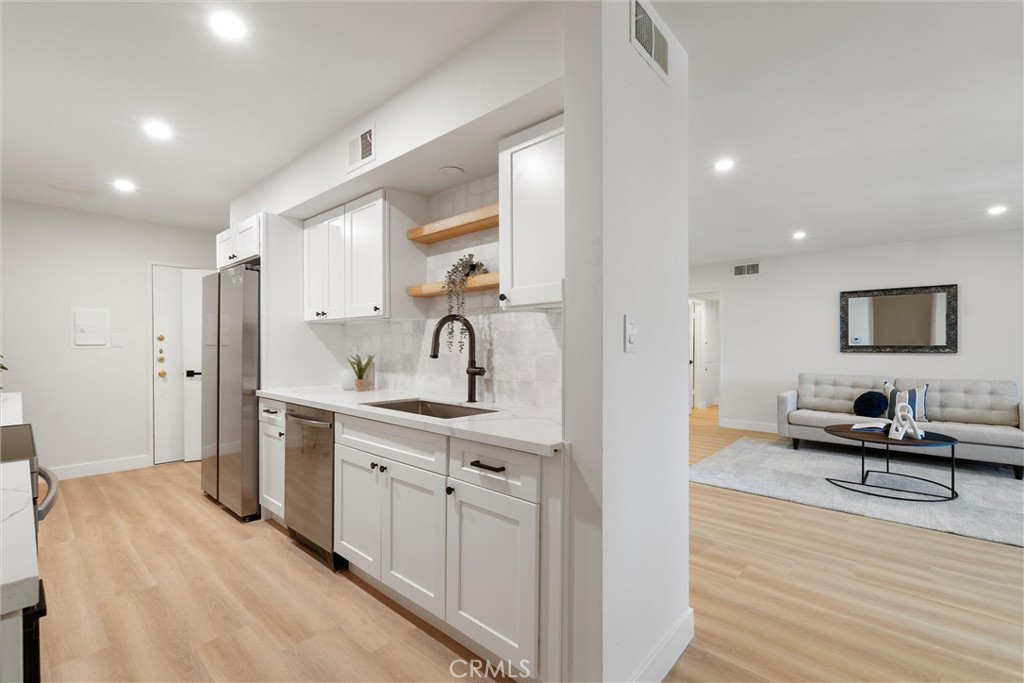 5411 Tyrone Avenue 203