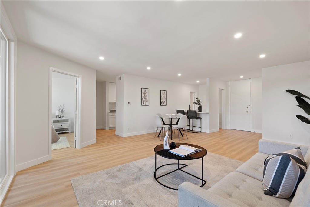 5411 Tyrone Avenue 203