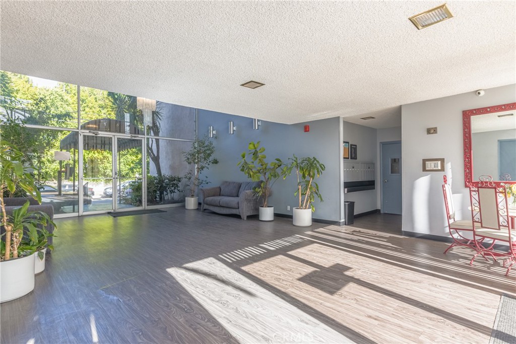 5411 Tyrone Avenue 203