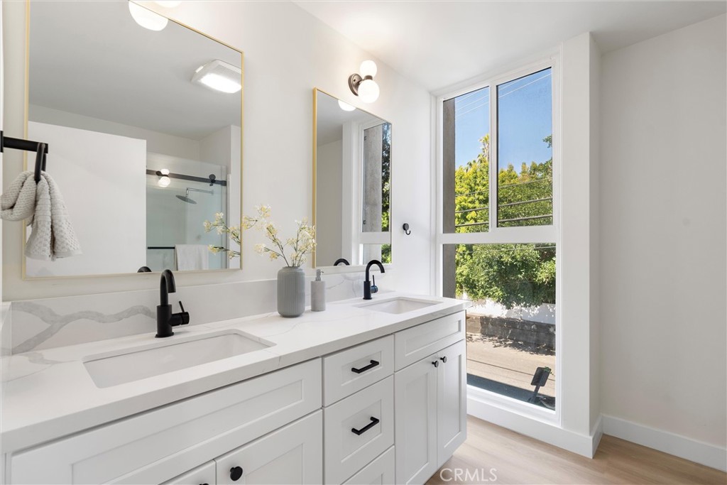 5411 Tyrone Avenue 203