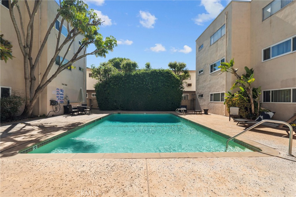 5411 Tyrone Avenue 203