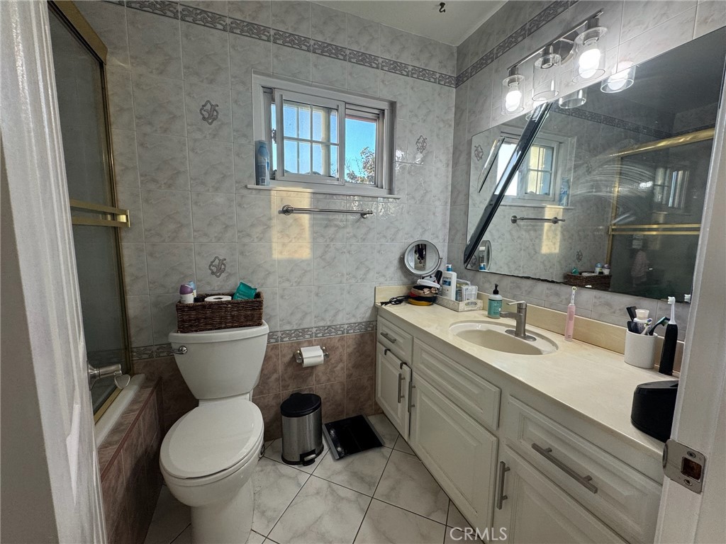 2314 W Rowland Avenue