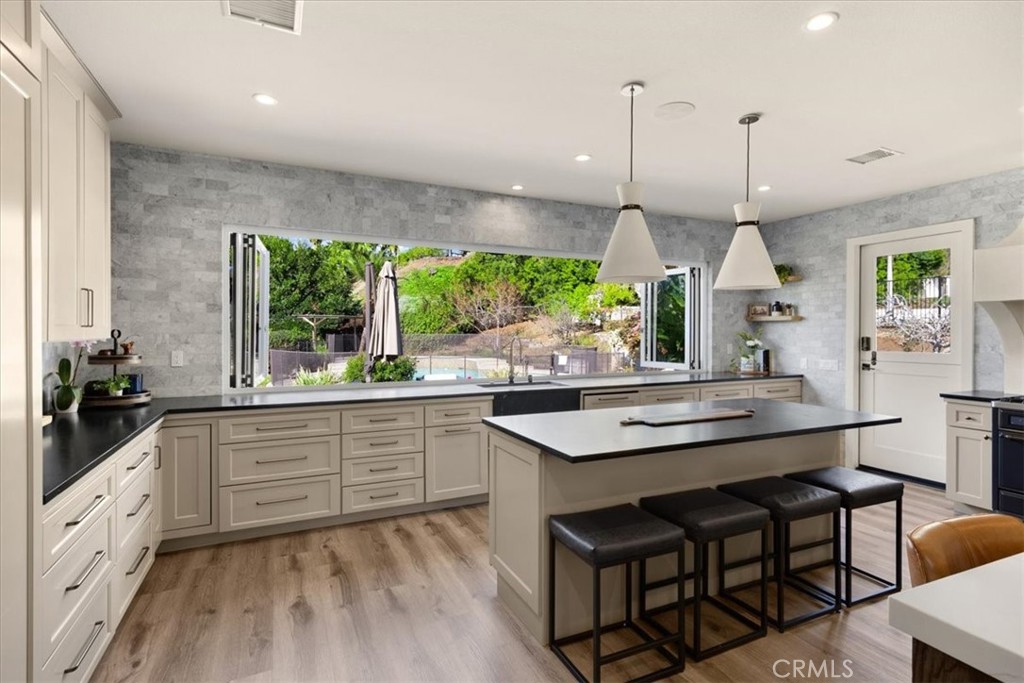 1647 N Mountain View Place