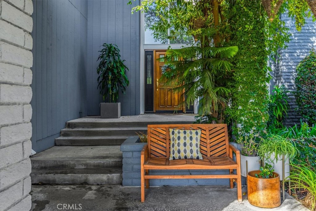 1647 N Mountain View Place