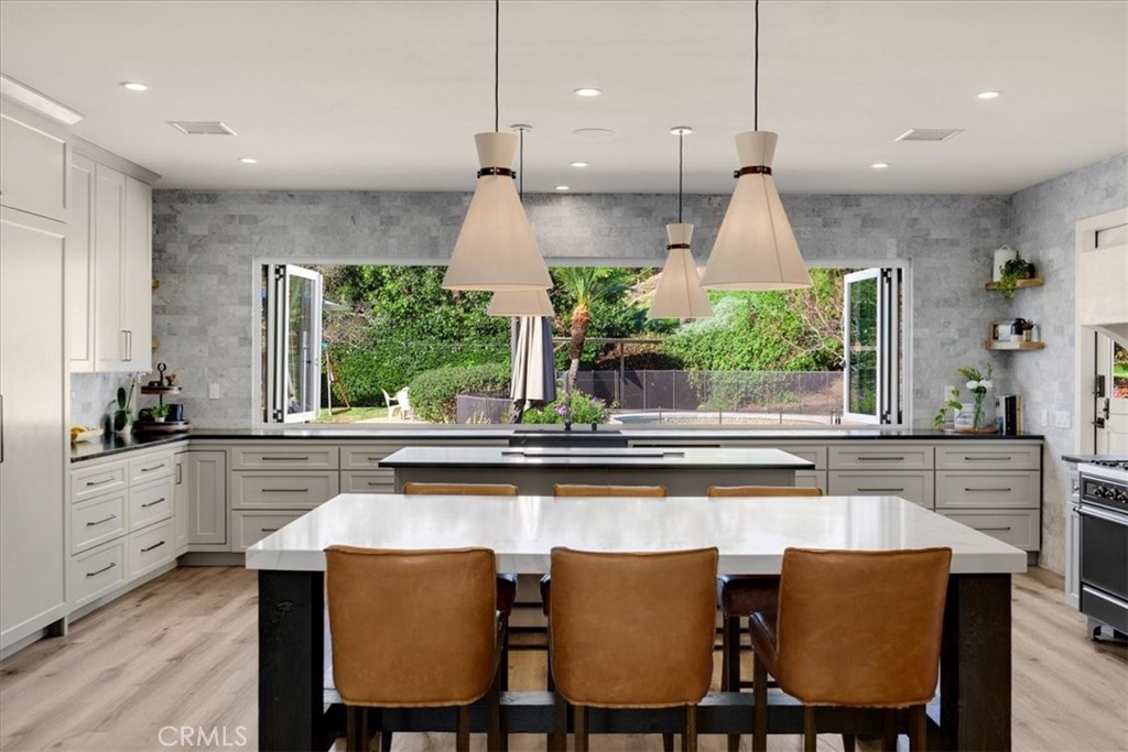 1647 N Mountain View Place