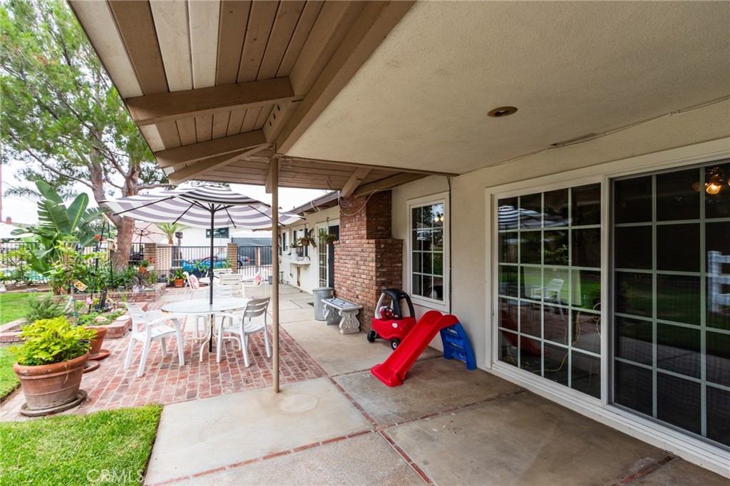 5802 Lakehaven Way