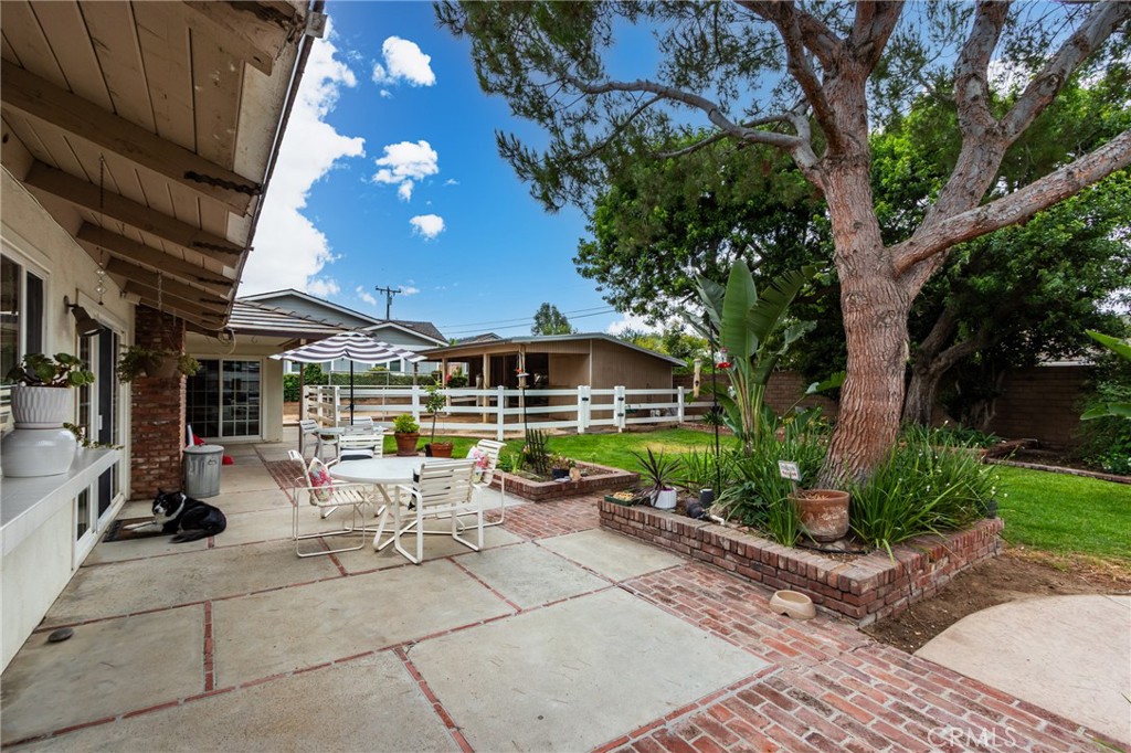 5802 Lakehaven Way