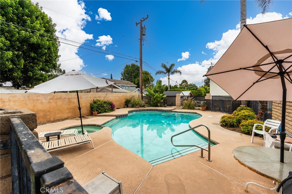 5802 Lakehaven Way