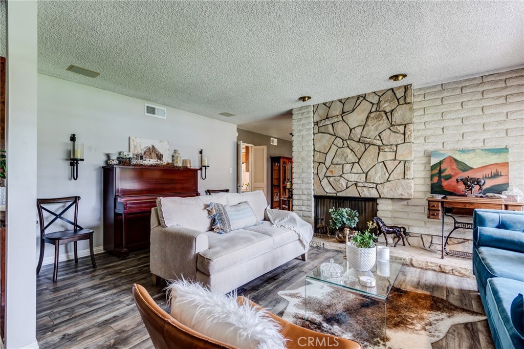 5802 Lakehaven Way