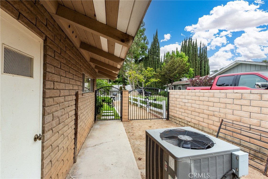 5802 Lakehaven Way