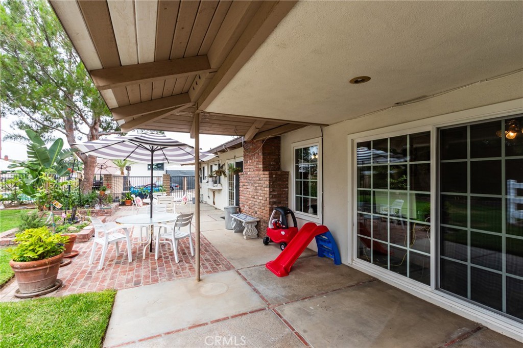 5802 Lakehaven Way