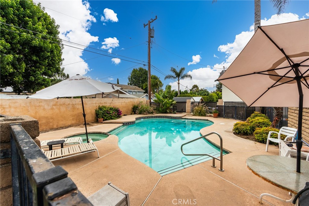 5802 Lakehaven Way