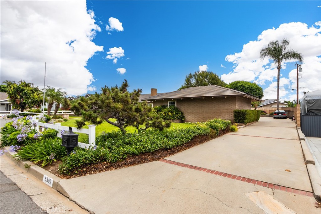 5802 Lakehaven Way