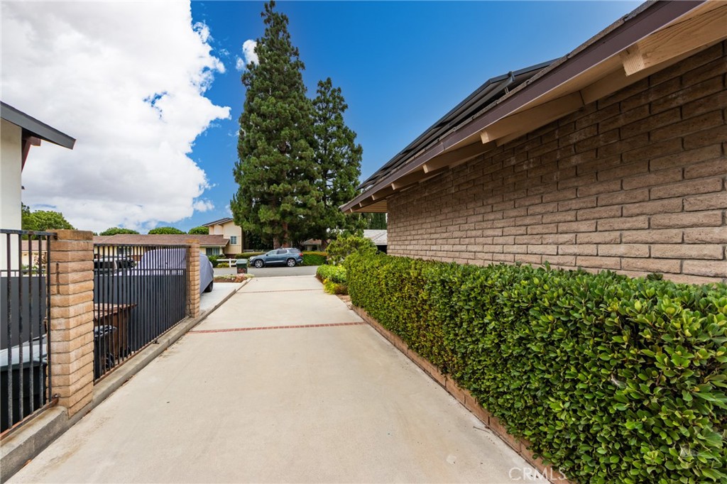 5802 Lakehaven Way