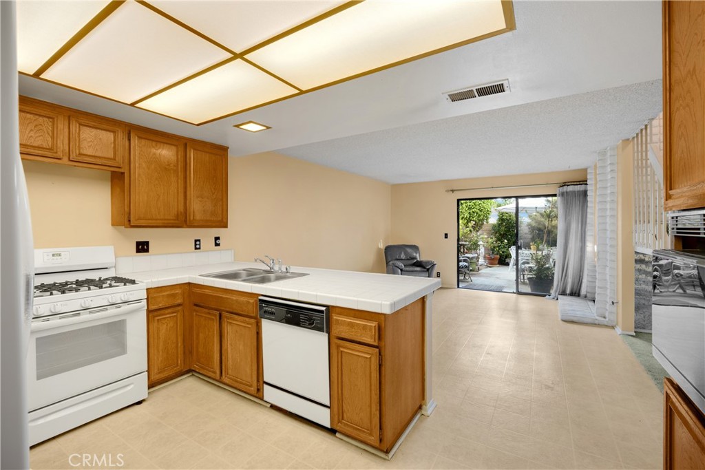 2622 N Tustin Avenue (147)