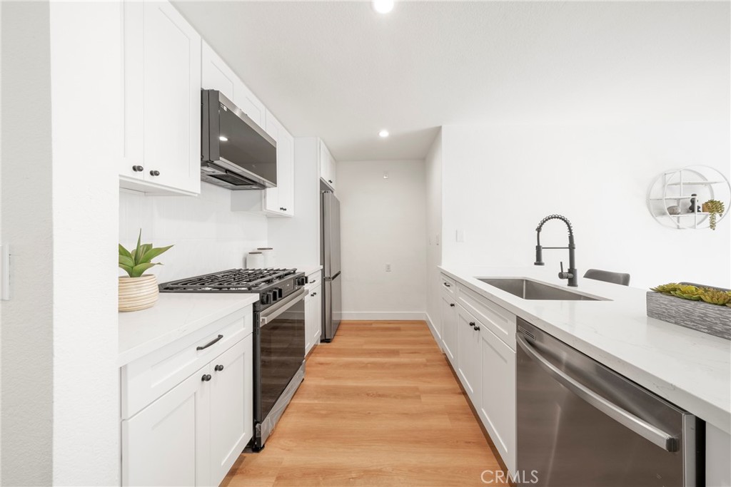 957 S Gramercy Drive 105