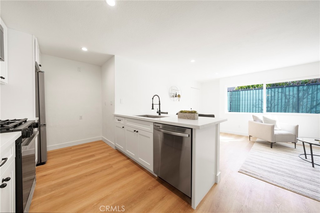 957 S Gramercy Drive 105