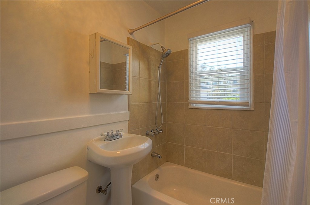 1127 1/2 Manzanita Street