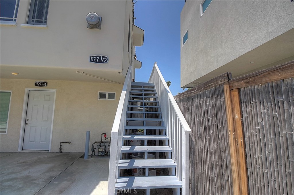 1127 1/2 Manzanita Street