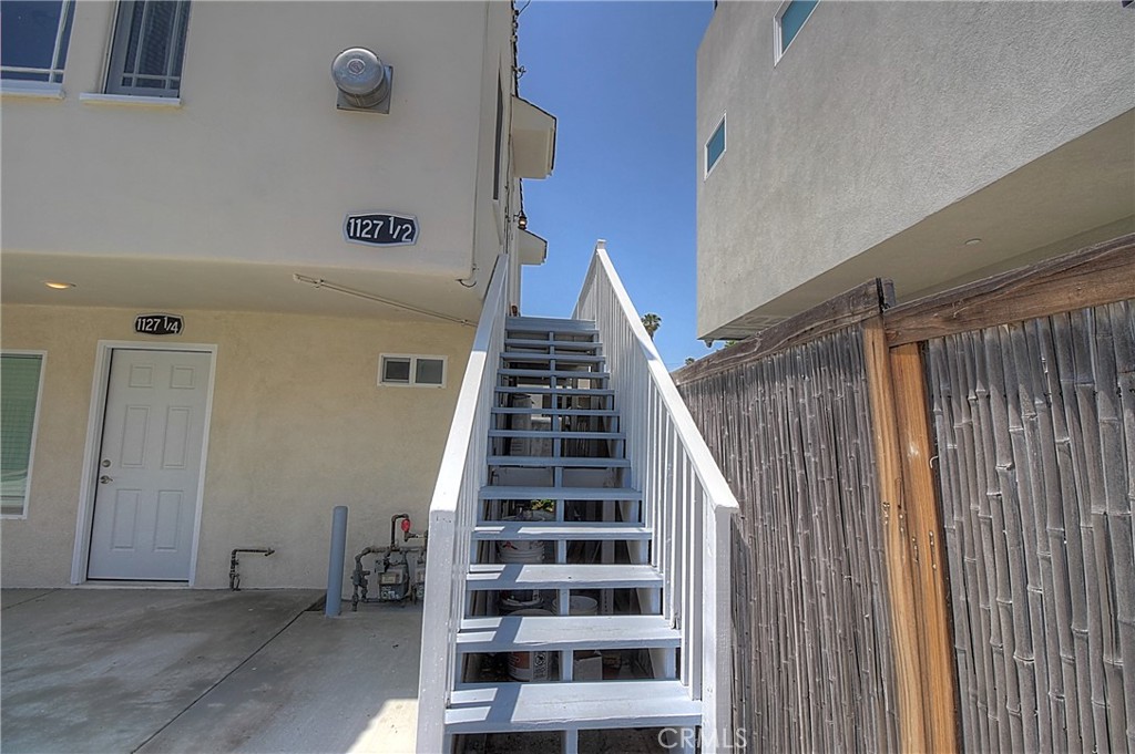 1127 1/2 Manzanita Street