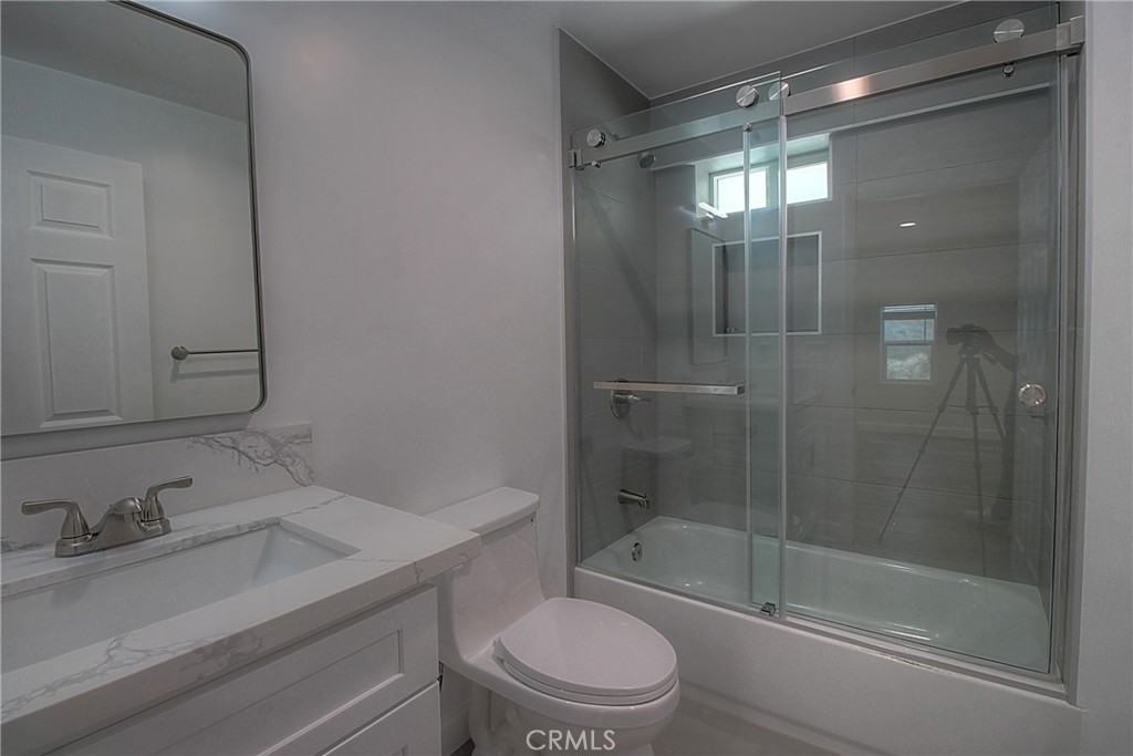 1127 1/4 Manzanita Street