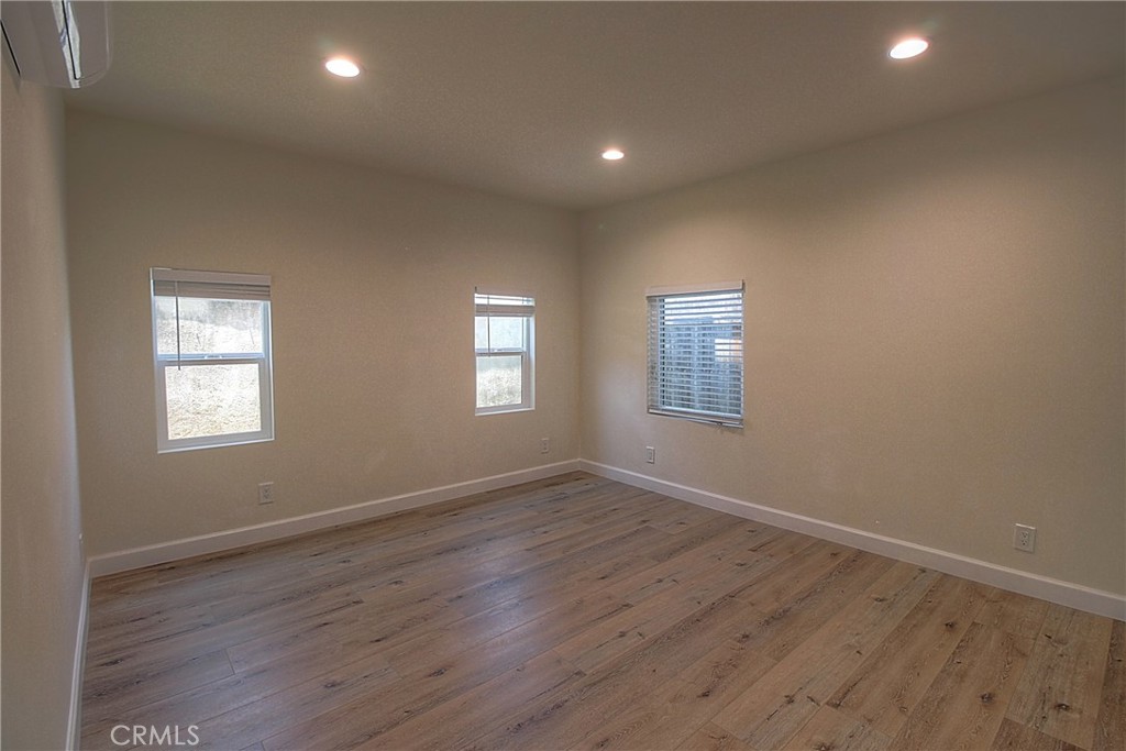 1127 1/4 Manzanita Street