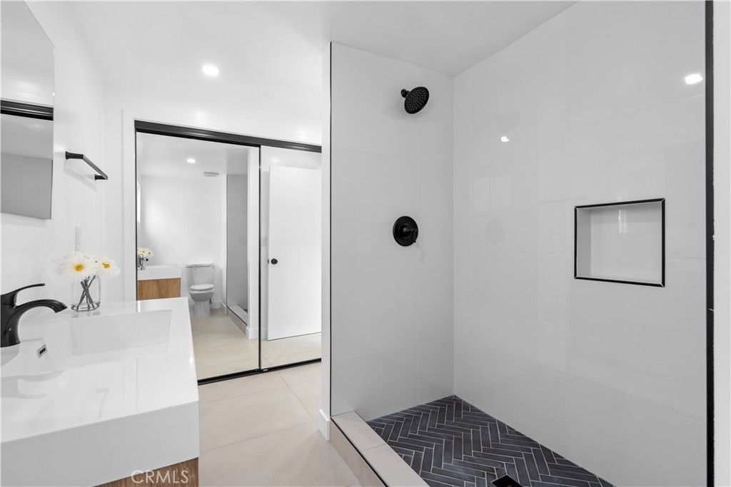 826 De Jur Street