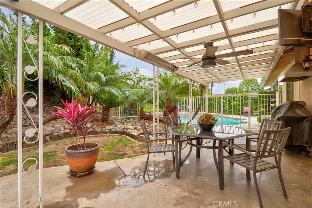 1528 E San Alto Avenue